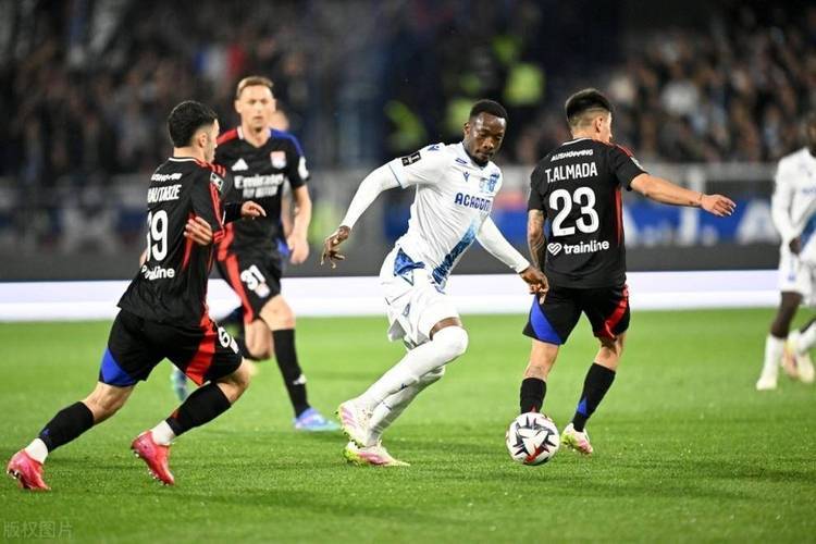 里昂客场大胜,法甲竞争愈发激烈 里昂客场大胜,法甲竞争愈发激烈