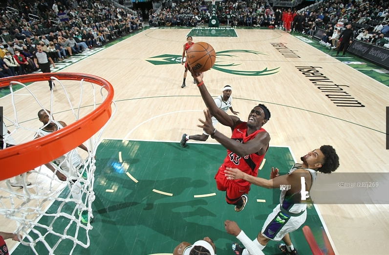 猛龙绝杀雄鹿,西亚卡姆状态火热 猛龙绝杀雄鹿,西亚卡姆状态火热