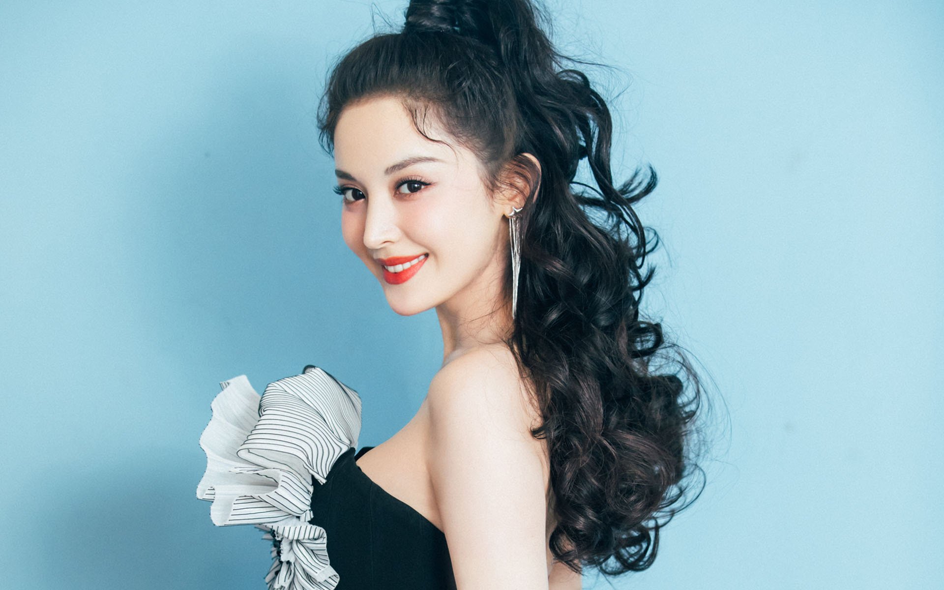 赛道轰鸣与球场热浪,F1新赛季揭幕战之夜,武切维奇状态火热点燃双重激情