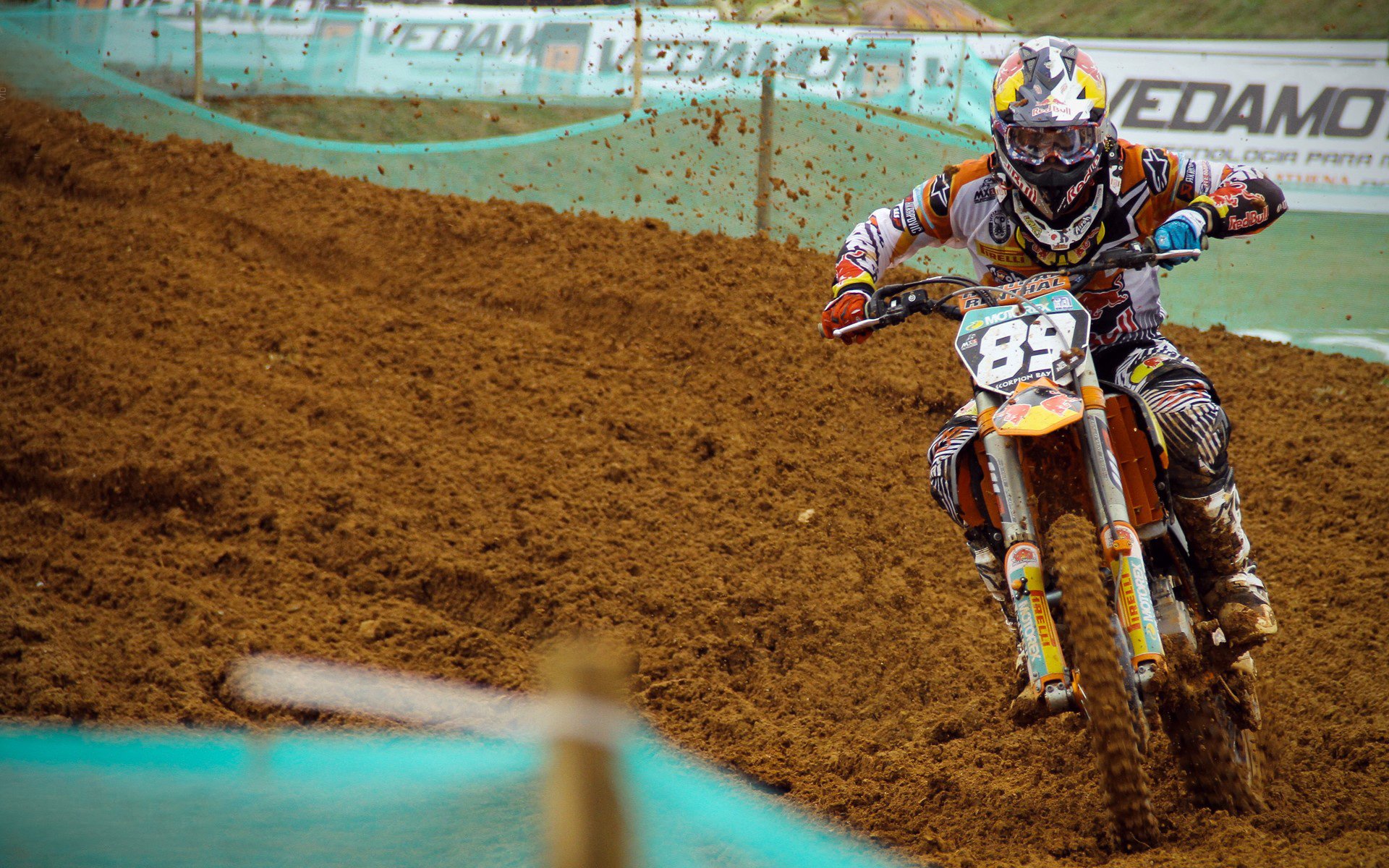 赛道与球场,当字母哥在F1街道赛接管比赛,快船强压广东队背后的竞技哲学