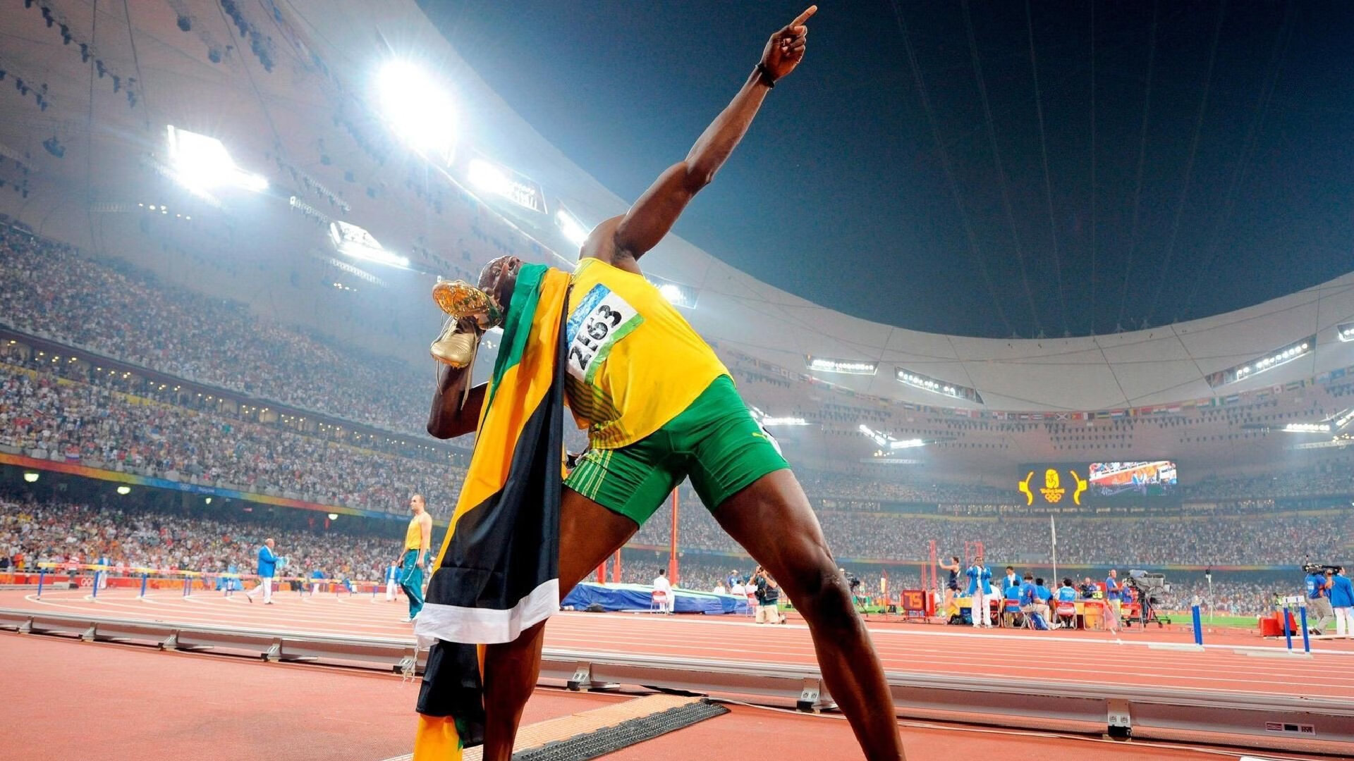 赛道与球场，速度与热度的双重奏